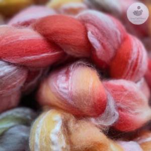 Handgefärbter Kammzug aus weichem Merino und glänzendem Tencel in feurig-warmen Farben zum Handspinnen oder Filzen Bild 2