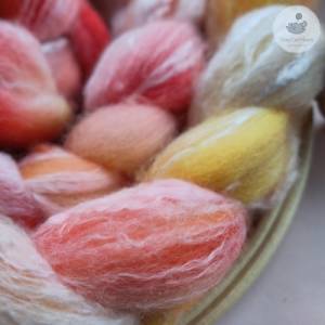 Handgefärbter Kammzug aus weichem Merino und glänzendem Tencel in feurig-warmen Farben zum Handspinnen oder Filzen Bild 3