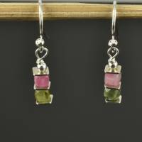 Turmalinohrringe in grün und rosa, 925er Silber Würfelohrringe Hängeohrringe zarte minimalistische Ohrhänger Geschenk Bild 3