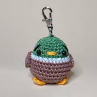 Süße gehäkelte Ente Schlüsselanhänger “Egon”, Amigurumi, gehäkeltes Tier, Glücksbringer, Natur, Vogel Bild 1