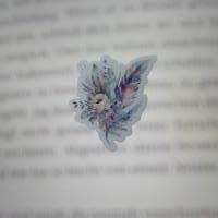 Wunderschöner Sticker auf glänzendem Vinyl - Ein zauberhafter Blumenschmuck. Bild 1