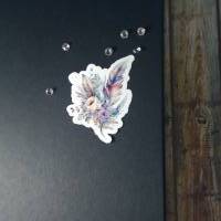 Wunderschöner Sticker auf glänzendem Vinyl - Ein zauberhafter Blumenschmuck. Bild 4