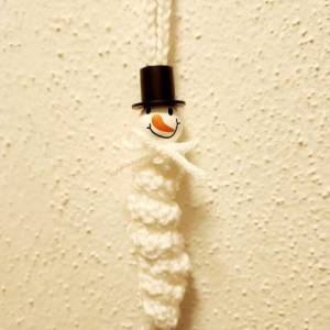 Sorgenwürmchen Olaf, Weiß mit Zylinder, gehäkelt, Glückswürmchen, Schutzengel, worry worm, Sorgenwurm, Schlüsselanhänger Bild 2
