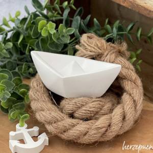 maritimes Origamiboot aus weißer Keramikgießmasse, sommerliche Faltboot-Dekoration, Segelschiffchen Bild 2