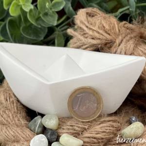 maritimes Origamiboot aus weißer Keramikgießmasse, sommerliche Faltboot-Dekoration, Segelschiffchen Bild 4