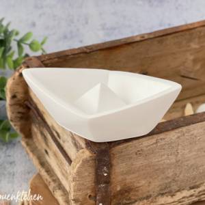 maritimes Origamiboot aus weißer Keramikgießmasse, sommerliche Faltboot-Dekoration, Segelschiffchen Bild 9