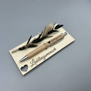 Kugelschreiber personalisiert mit Gravur aus Holz Geschenk mit Trockenblumen Bild 1