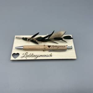Kugelschreiber personalisiert mit Gravur aus Holz Geschenk mit Trockenblumen Bild 2