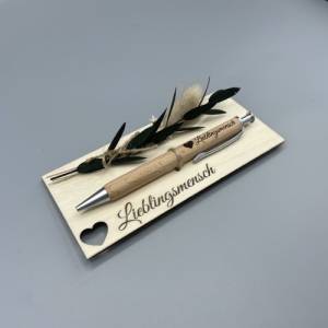 Kugelschreiber personalisiert mit Gravur aus Holz Geschenk mit Trockenblumen Bild 4