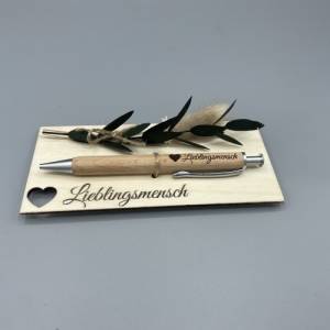 Kugelschreiber personalisiert mit Gravur aus Holz Geschenk mit Trockenblumen Bild 5