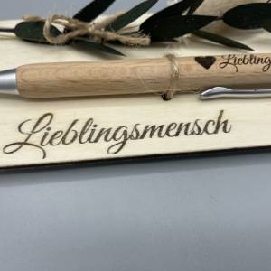 Kugelschreiber personalisiert mit Gravur aus Holz Geschenk mit Trockenblumen Bild 7