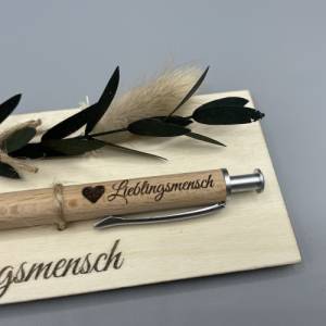 Kugelschreiber personalisiert mit Gravur aus Holz Geschenk mit Trockenblumen Bild 8