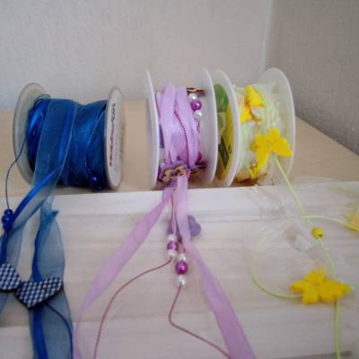 Band mit Perlen und Dekoelementen  für Floristik und andere Bastelideen in blau , gelb , lila jeweils 2,5 Meter Länge