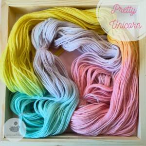 Handgefärbtes Garn aus 100% Schurwolle in pastelligen Regenbogenfarben zum Stricken oder Häkeln - 100g/300m - Unicorn Bild 7