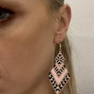 Ohrringe „Pink Zebra“, aus Perlen gewebt, schwarz, weiß, rosa, rosegold, Statement Ohrringe, Ohrring auffällig, Geschenk Bild 2