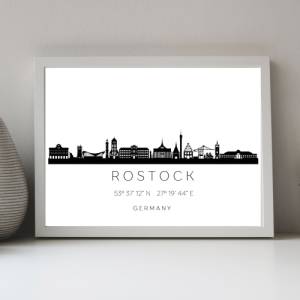 Poster ROSTOCK SKYLINE mit Koordinaten | Heimat Stadt | Stadtposter | Personalisiert | Sehenswürdigkeiten Geschenk Kunst Bild 1