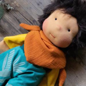 Jungenpuppe Tobi nach Waldorfart, weiche Kuschelpuppe zum Schlafen, Stoffpuppe für Jungs - Puppenjunge Puppe Tobi Bild 2