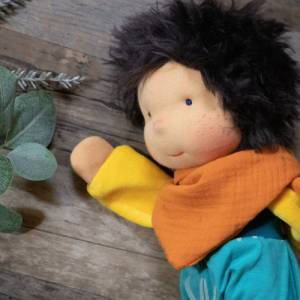 Jungenpuppe Tobi nach Waldorfart, weiche Kuschelpuppe zum Schlafen, Stoffpuppe für Jungs - Puppenjunge Puppe Tobi Bild 3