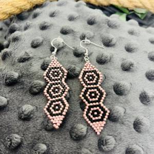 Ohrringe „Pink and Black“, aus Perlen gefädelt, schwarz-glänzend, pink-metallic, Miyuki, Brick Stitch Bild 1