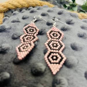 Ohrringe „Pink and Black“, aus Perlen gefädelt, schwarz-glänzend, pink-metallic, Miyuki, Brick Stitch Bild 2