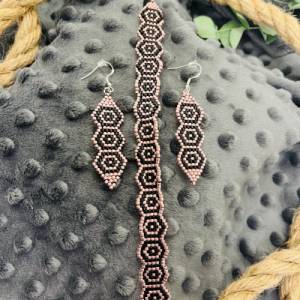 Ohrringe „Pink and Black“, aus Perlen gefädelt, schwarz-glänzend, pink-metallic, Miyuki, Brick Stitch Bild 7