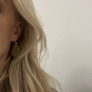 Ohrringe „Honigwaben“, aus Perlen gefädelt, lila-metallic, gold, seidenmatt, Miyuki Bild 2