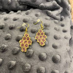 Ohrringe „Honigwaben“, aus Perlen gefädelt, lila-metallic, gold, seidenmatt, Miyuki Bild 7