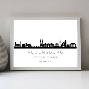 Poster REGENSBURG SKYLINE mit Koordinaten | Heimat Stadt | Stadtposter | Personalisiert | Sehenswürdigkeiten Geschenk Ku Bild 1
