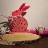 Osterdeko ROSENHASERL  Collage auf einer Baumscheibe rosa Osterdekoration  Osterei Hase Rose Federn Bild 6