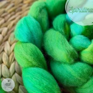 Handgefärbter Kammzug aus extrafeiner Merinowolle in strahlend-frischem Grün und Türkis zum Spinnen oder Filzen Bild 3