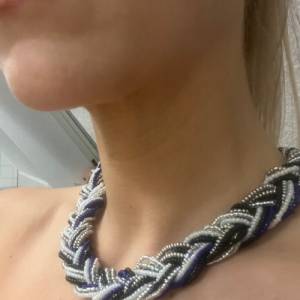 Statement Halskette "Cool Silvers", geflochten, Rocailles Perlen silber, schwarz, weiß, marineblau Bild 7