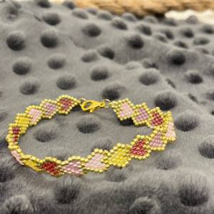 Romantisches Armband „Harlekin Hearts“, kleine Saatperlen in Herzform, in glänzendem Gold und gelb, pink, rot, rosa, Val Bild 1