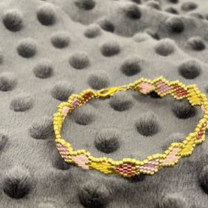 Romantisches Armband „Harlekin Hearts“, kleine Saatperlen in Herzform, in glänzendem Gold und gelb, pink, rot, rosa, Val Bild 3