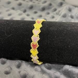 Romantisches Armband „Harlekin Hearts“, kleine Saatperlen in Herzform, in glänzendem Gold und gelb, pink, rot, rosa, Val Bild 5