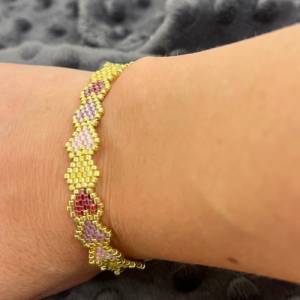 Romantisches Armband „Harlekin Hearts“, kleine Saatperlen in Herzform, in glänzendem Gold und gelb, pink, rot, rosa, Val Bild 8