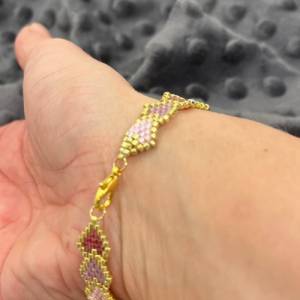 Romantisches Armband „Harlekin Hearts“, kleine Saatperlen in Herzform, in glänzendem Gold und gelb, pink, rot, rosa, Val Bild 9