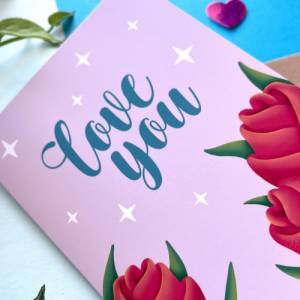 A6 Klappkarte zum Valentinstag / Muttertag, Grußkarte für Verliebte mit Rosen-Motiv "Love you" inkl. Kraftpapier Bild 4