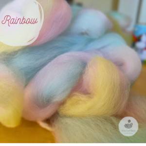 Handgemachter Kammzug aus 100% Merinowolle (21 Mic) in pastelligen Regenbogenfarben zum Handspinnen oder Filzen Bild 5