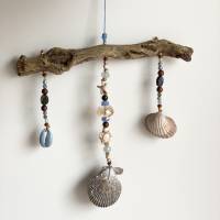 Windspiel „Meeresblau“ - Deko-Anhänger mit Muscheln, Glas-Kristallen, Glasperlen, Abalone-Muschel und Holz blau/braun Bild 1