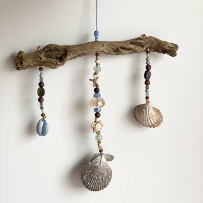 Windspiel „Meeresblau“ - Deko-Anhänger mit Muscheln, Glas-Kristallen, Glasperlen, Abalone-Muschel und Holz blau/braun