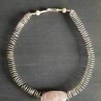 Aussergewöhnliche Spiralkette mit eingearbeitetem Rosenquarz, handmade, versilbert Bild 5