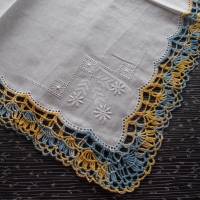 Vintage Taschentuch Baumwolle weiß mit Häkelspitze im Farbverlauf von Blau zu Gelb 1980er Jahren Bild 1
