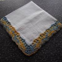 Vintage Taschentuch Baumwolle weiß mit Häkelspitze im Farbverlauf von Blau zu Gelb 1980er Jahren Bild 2