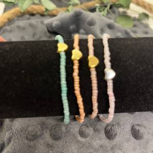 Zartes Perlenarmband „Candies“, verschieden farbige Rocailles in poppigen Farben mit Herz Detail, Hummerverschluss, Miyu Bild 1