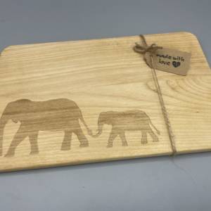 Frühstücksbrett mit Elefanten als Gravur aus Holz - personalisierbar Bild 4