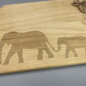Frühstücksbrett mit Elefanten als Gravur aus Holz - personalisierbar Bild 5