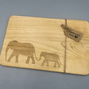 Frühstücksbrett mit Elefanten als Gravur aus Holz - personalisierbar Bild 6