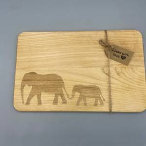 Frühstücksbrett mit Elefanten als Gravur aus Holz - personalisierbar Bild 8