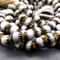 Chevron Perlen aus Java - weiß schwarz gelb - ganzer Strang - 62 Glasperlen Bild 2