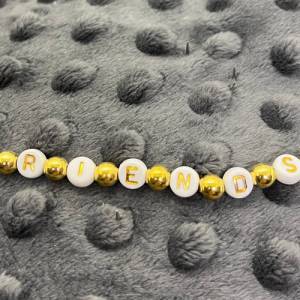 Statement Armbänder mit Hummerverschluss aus Heishi-Perlen, Fimo, Acryl, in Weiß mit goldenen Akzenten, vers. Varianten Bild 4
